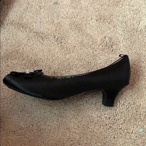 Jet black satin size 6 heels low heel - Picture 4 of 4
